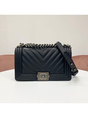 Chanel Boy 25 Blanc Lambskin Chain Shoulder Bag